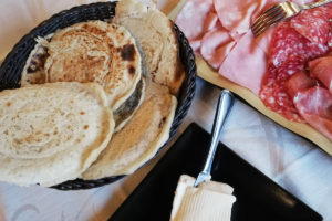 Panigaccio, tipico pane rotondo della Lunigiana